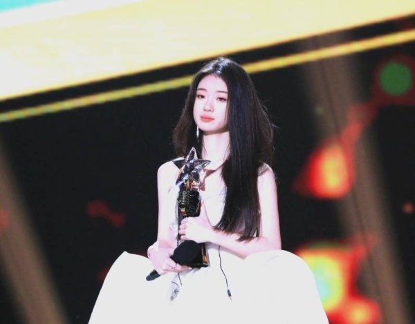 炒股配资行情 18岁单依纯疯狂捞金被骂？家境曝光后全网心疼：原来她不是贪钱，是真的太难了