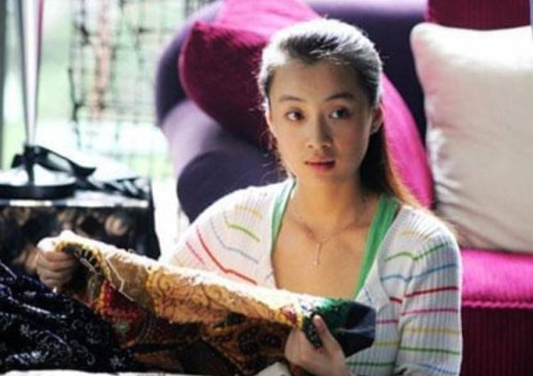 配资大全 5年青春喂了狗？她为男友推掉戏约，转头却见他娶了自己闺蜜